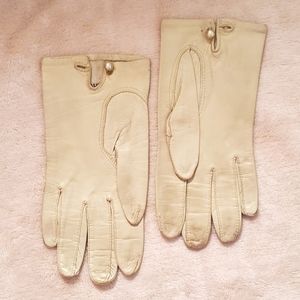 Vintage 1950 1960 Cream Kidskin Leather Gloves w/ Pearl & Topstitching, Sz S